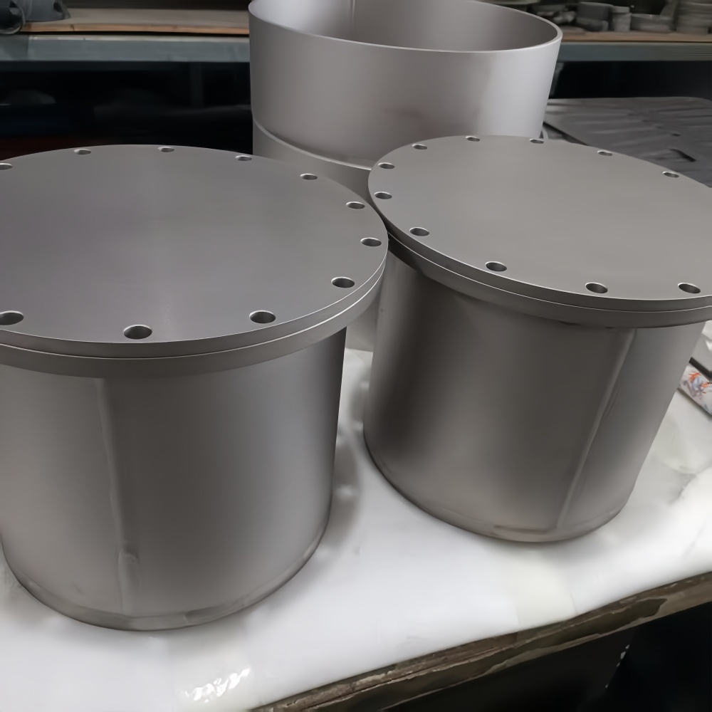 Titanium and titanium alloys are widely used in the manufacturing of reaction vessels for strong acids and strong alkalis due to their excellent resistance to chemical corrosion. To remove rust and oxide scale from the surface of parts, improve surface roughness, and enhance mechanical properties, shot blasting technology has been introduced into the surface treatment of titanium alloys.